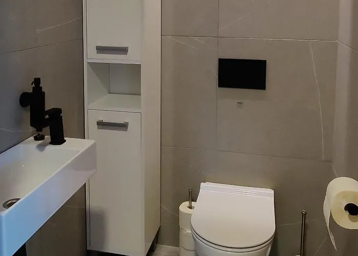 Rannaaeaerne Modernne Korter Uues Majas Parnu